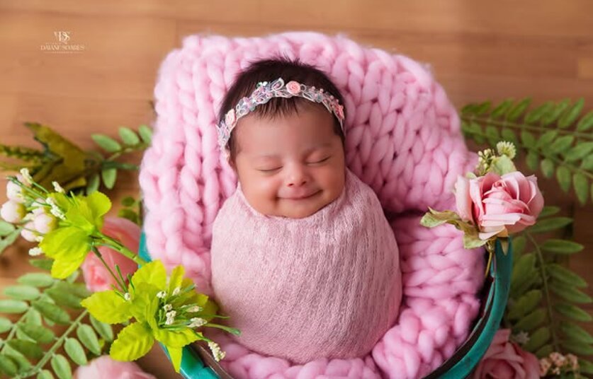 Ensaio newborn de menina com manta rosa